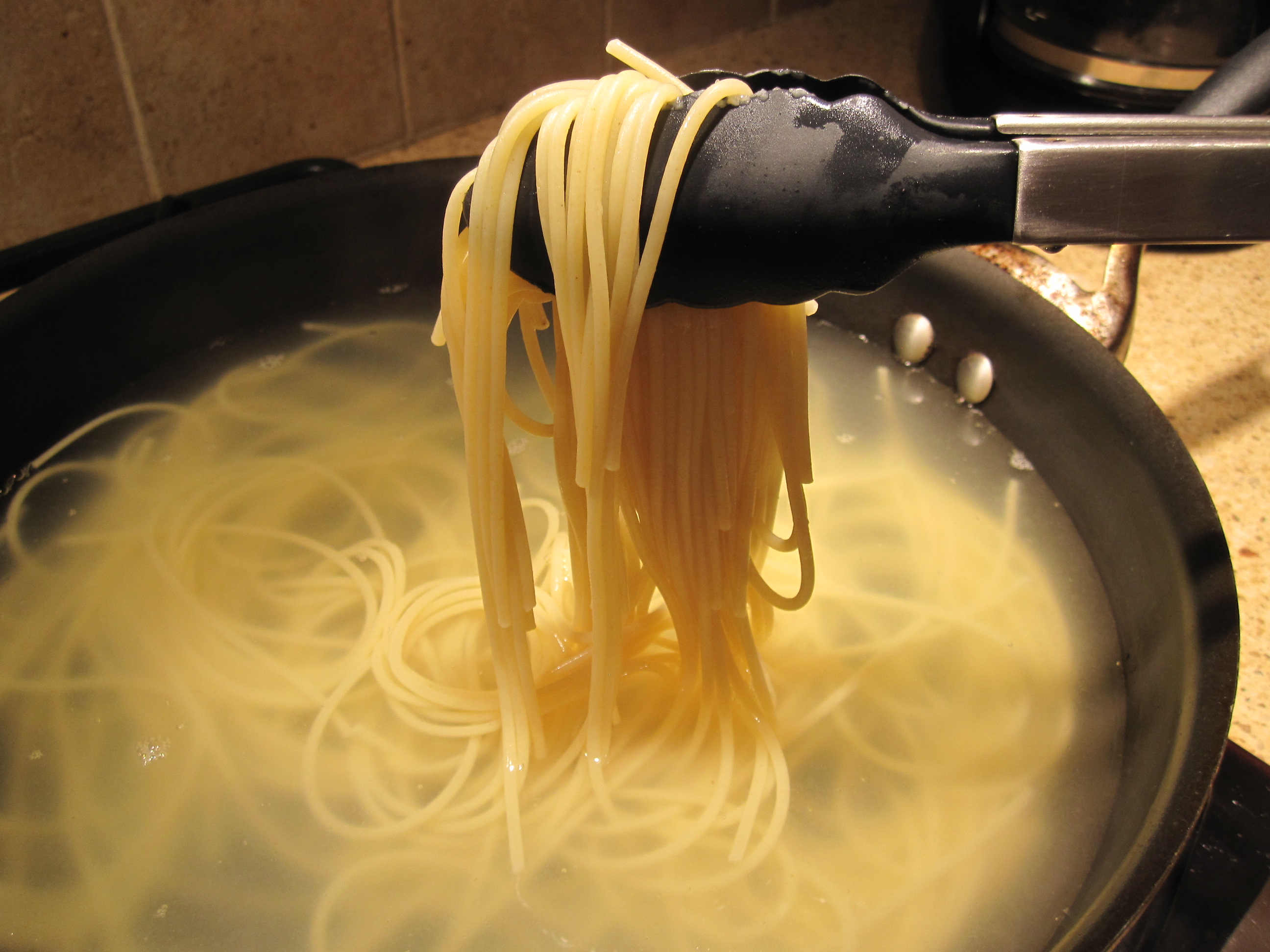 Сварить макароны в кастрюле чтобы не слипались. Макароны в кастрюле. Кастрюля под спагетти. Вода из под макарон. Паста в кастрюле на кухне.